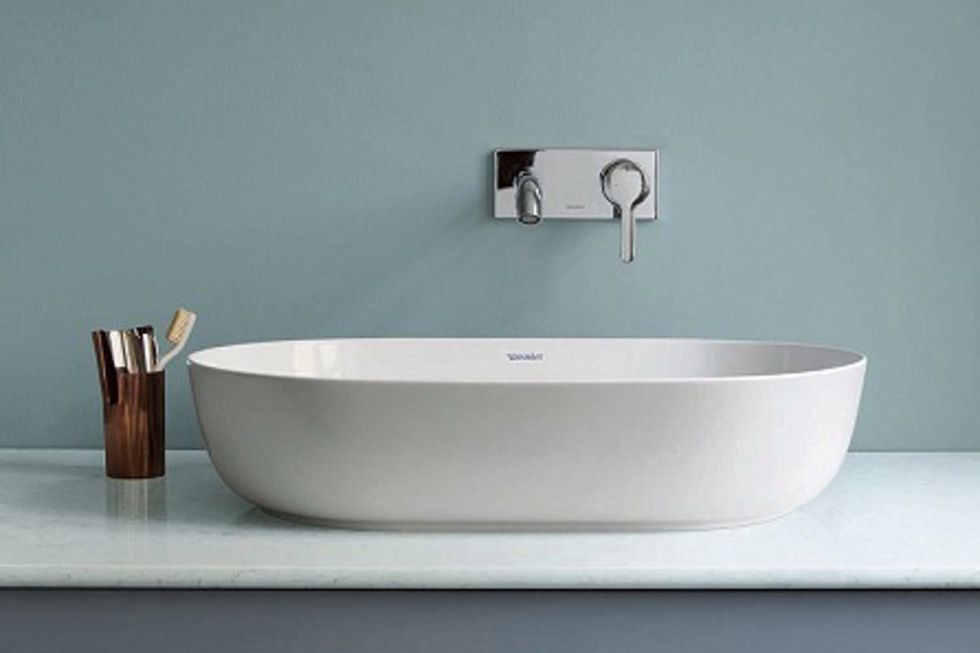 Bathroom sink, Bathroom, Bathtub, Sink, Plumbing fixture, Tap, Wall, Room, Interior design, Bathroom accessory, 