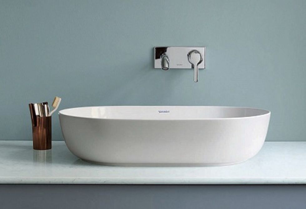 Bathroom sink, Bathroom, Bathtub, Sink, Plumbing fixture, Tap, Wall, Room, Interior design, Bathroom accessory, 