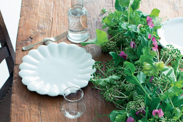 Dishware, Serveware, Herb, Leaf vegetable, Natural material, Annual plant, Plate, Produce, Kitchen utensil, Cutlery, 