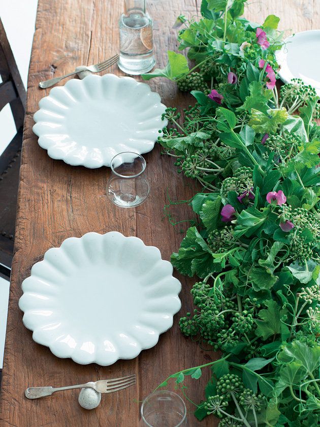 Dishware, Serveware, Herb, Leaf vegetable, Natural material, Annual plant, Plate, Produce, Kitchen utensil, Cutlery, 