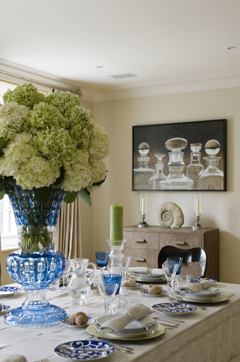Blue, Tablecloth, Serveware, Dishware, Porcelain, Room, Interior design, Linens, Centrepiece, Glass, 