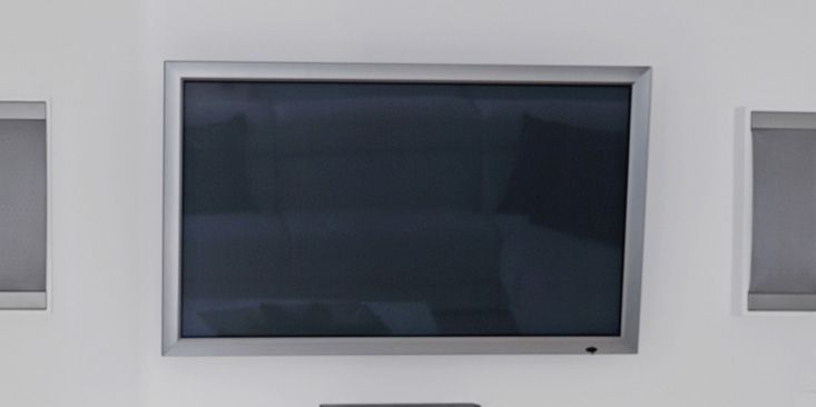 Wall, Room, Display device, Interior design, Television set, Flat panel display, Grey, Rectangle, Television accessory, Picture frame, 