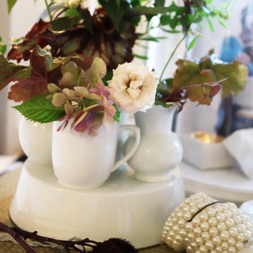 Serveware, Flower, Petal, Dishware, Porcelain, Flowerpot, Artifact, Flowering plant, Centrepiece, Vase, 