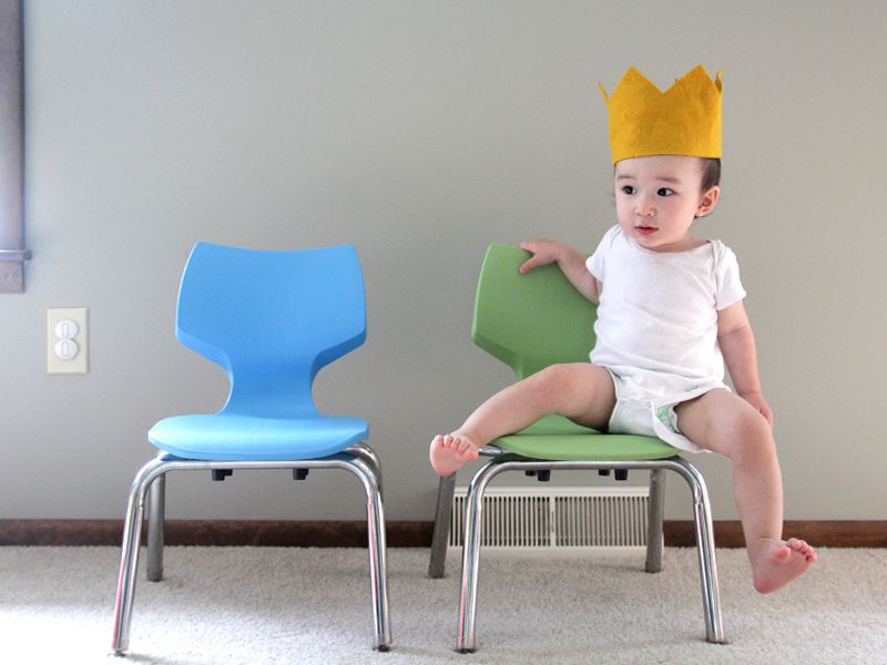 Sitting, Baby & toddler clothing, Costume accessory, Knee, Toddler, Costume hat, Foot, Baby, Ankle, Plastic, 