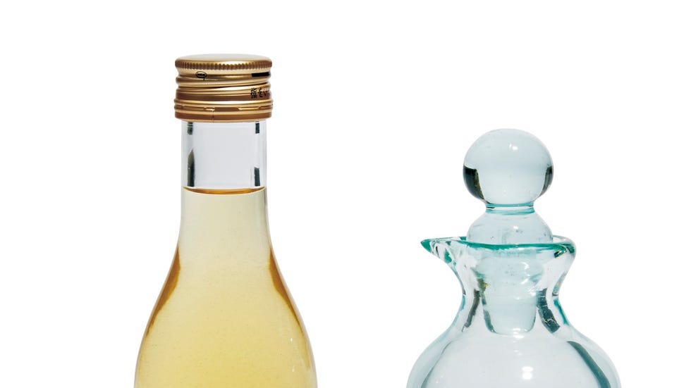 Liquid, Fluid, Product, Glass bottle, Bottle, Bottle cap, Drinkware, Glass, Drink, Beige, 