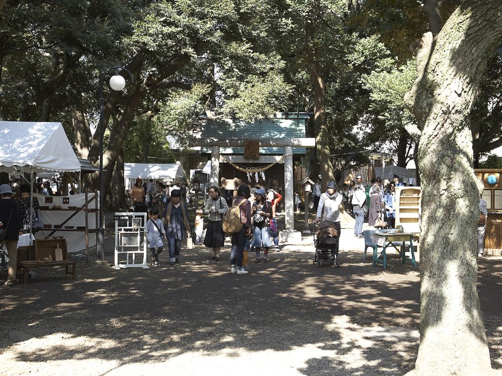 Public space, Tree, Shade, Trunk, Outdoor furniture, Human settlement, Tent, Outdoor table, Canopy, Market, 