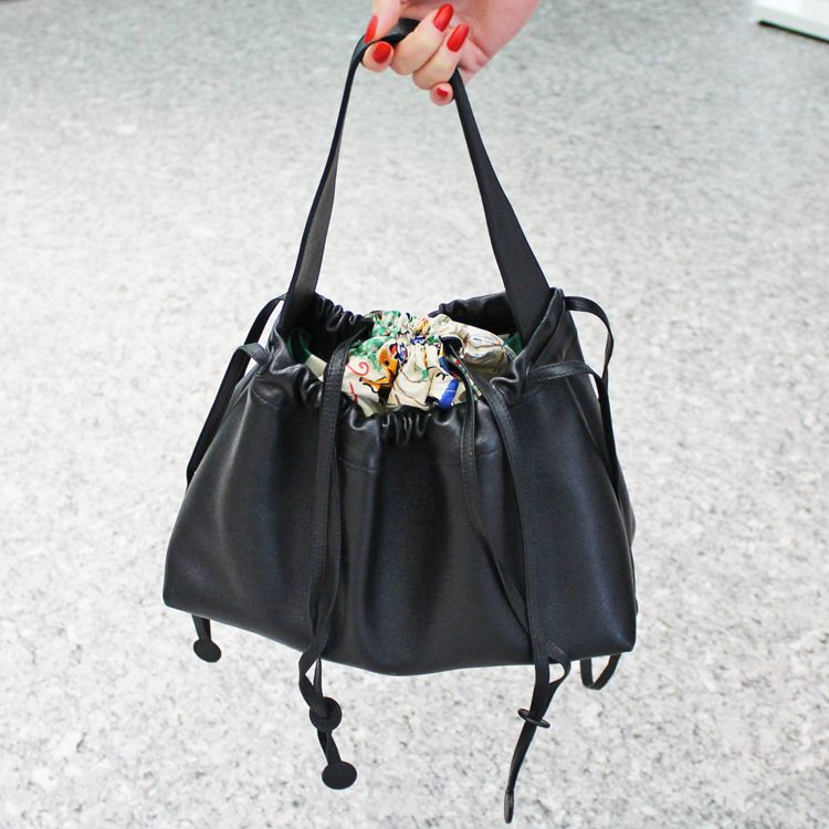 Product, Bag, Style, Luggage and bags, Shoulder bag, Black, Grey, Tote bag, Strap, Silver, 