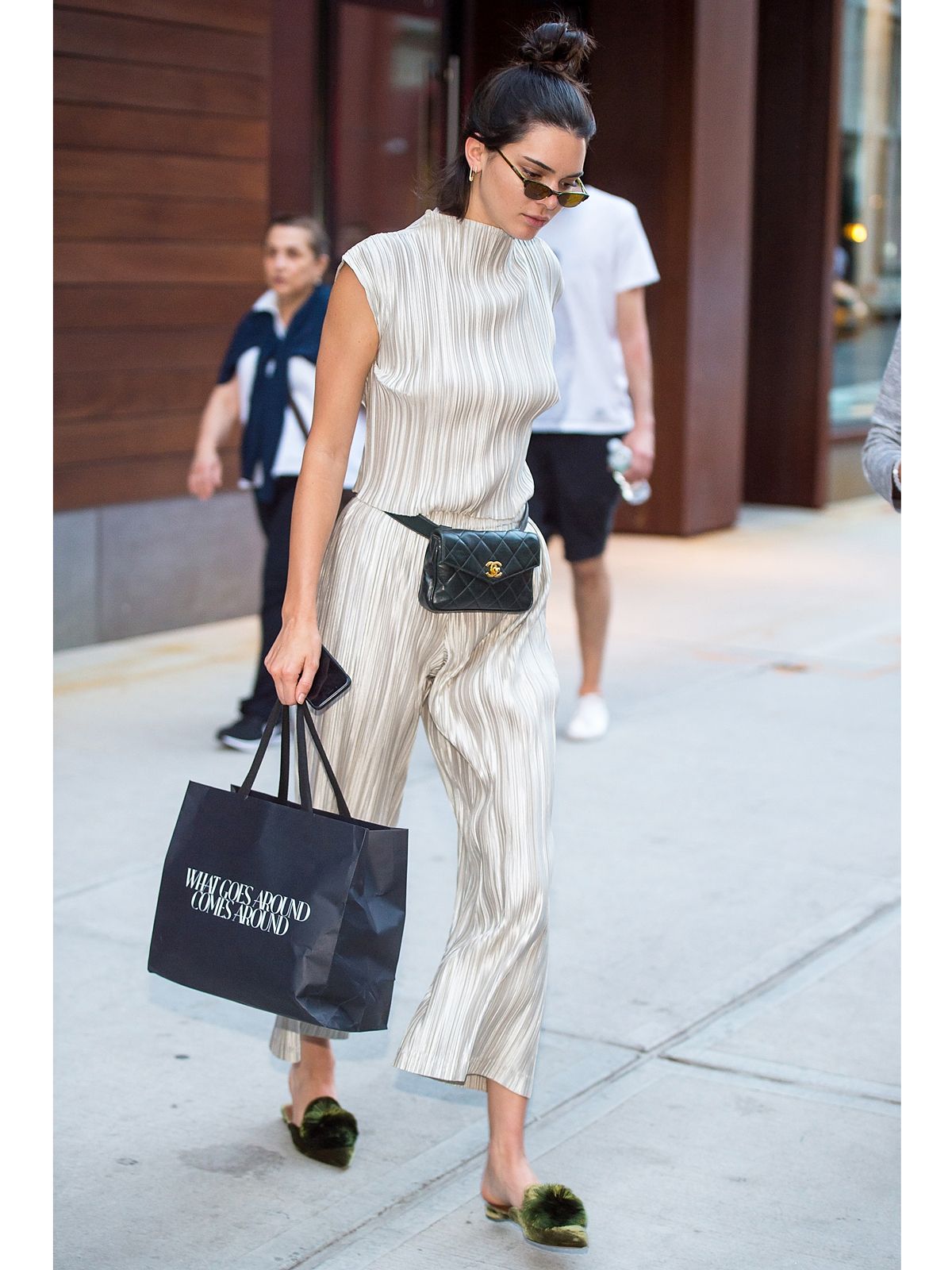 【特別な日のコーデに】CHANEL ポーチバッグ CHANELのボディバッグ/ウエストポーチを使った人気ファッション