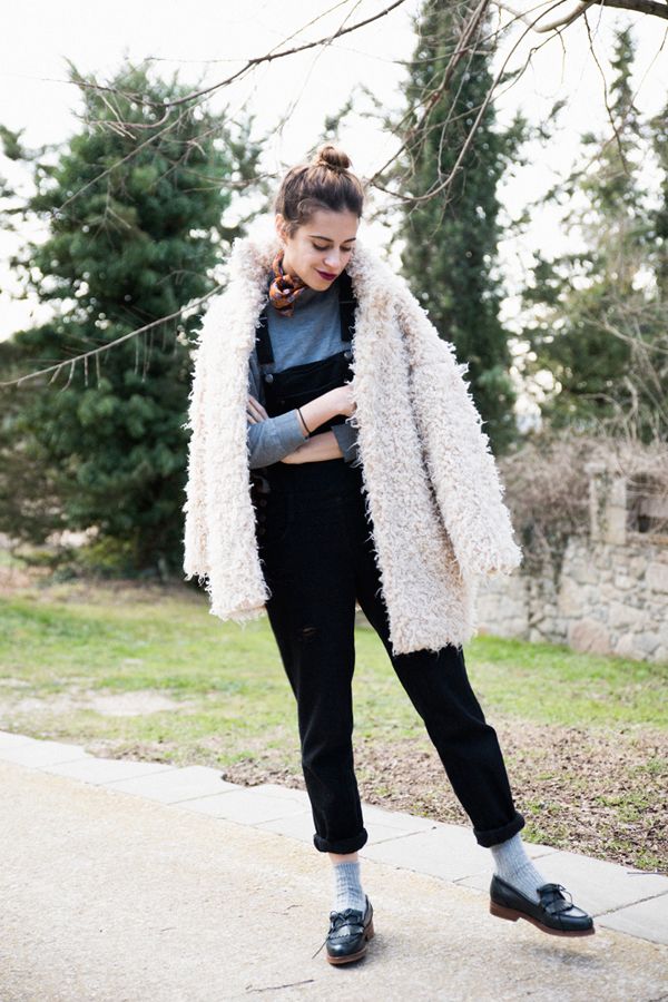 Textile, Shoe, Outerwear, Street fashion, Winter, Natural material, Fur, Animal product, Fur clothing, Fashion model, 