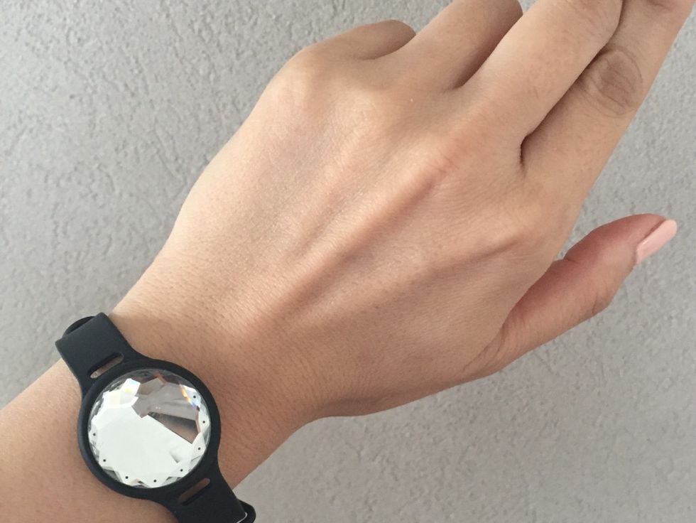 Finger, Watch, Wrist, Joint, Analog watch, Fashion accessory, Watch accessory, Gesture, Metal, Grey, 