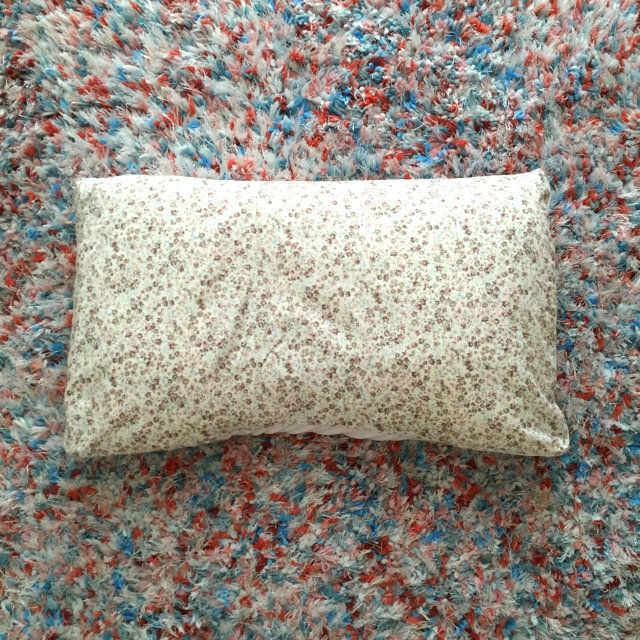 Textile, Linens, Cushion, Home accessories, Household supply, Rectangle, Throw pillow, Pillow, Pattern, 