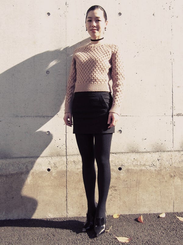 Sleeve, Shoulder, Standing, Style, Street fashion, Knee, Waist, Tights, Sweater, Vintage clothing, 