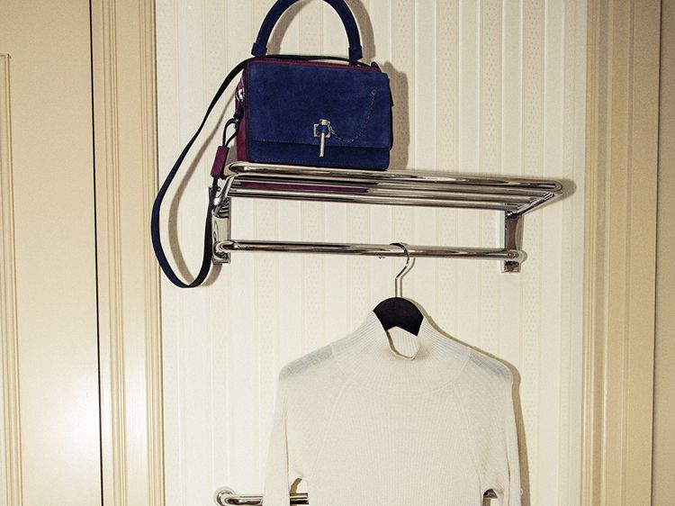 Collar, Sleeve, Textile, Style, Bag, Clothes hanger, Fashion, Door, Grey, Door handle, 