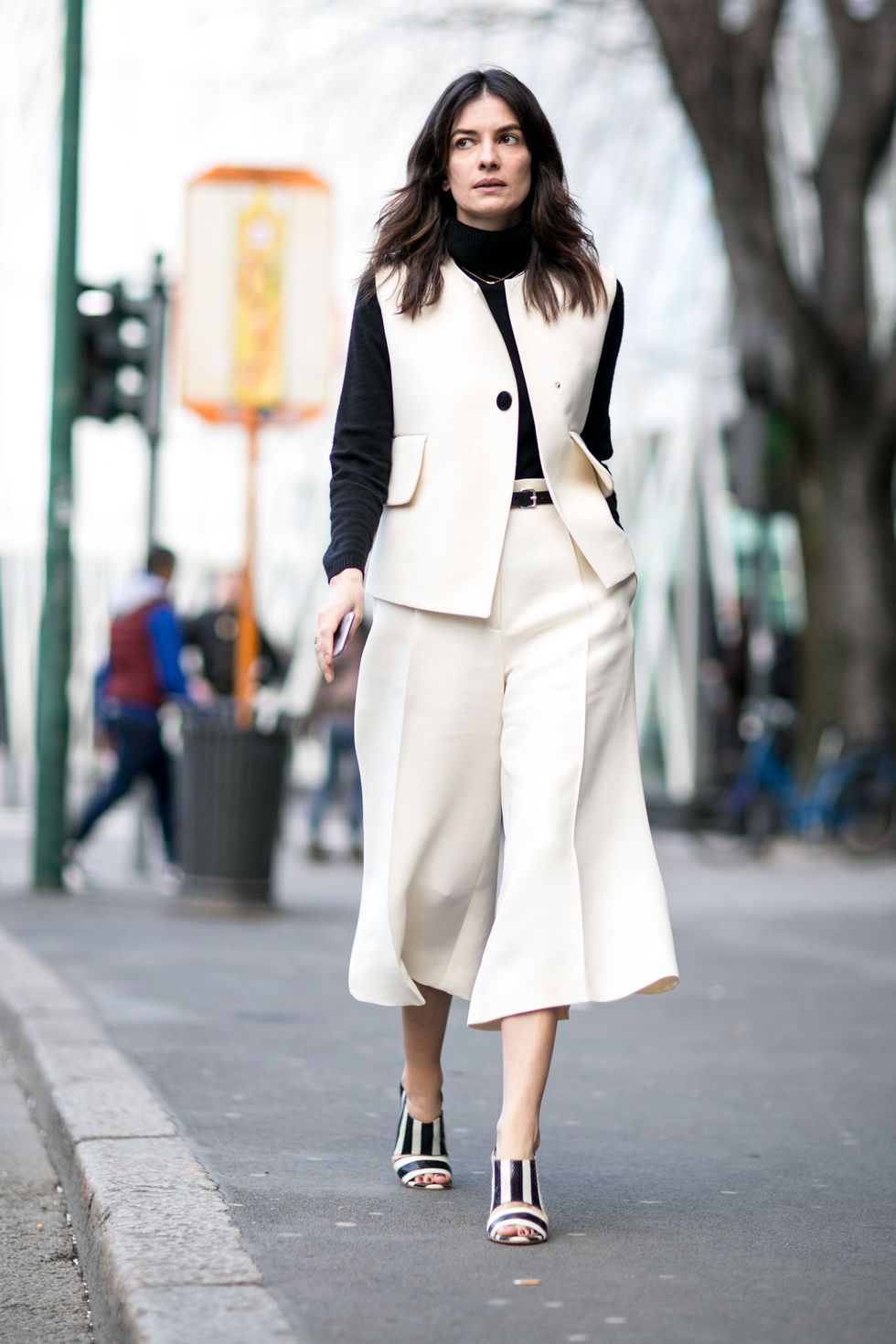 Sleeve, Shoulder, Collar, Joint, Outerwear, White, Style, Street fashion, Fashion, Knee, 