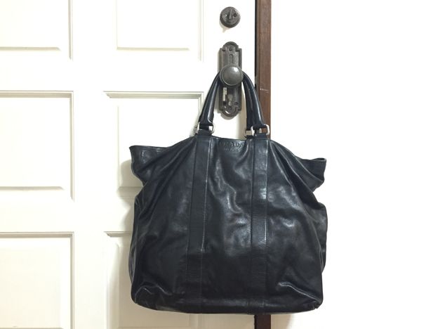 Product, Bag, Leather, Black, Metal, Luggage and bags, Iron, Shoulder bag, Hobo bag, Steel, 