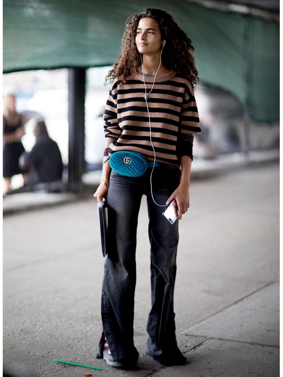 Jeans, Clothing, Street fashion, Fashion, Standing, Beauty, Snapshot, Turquoise, Footwear, Shoulder, 