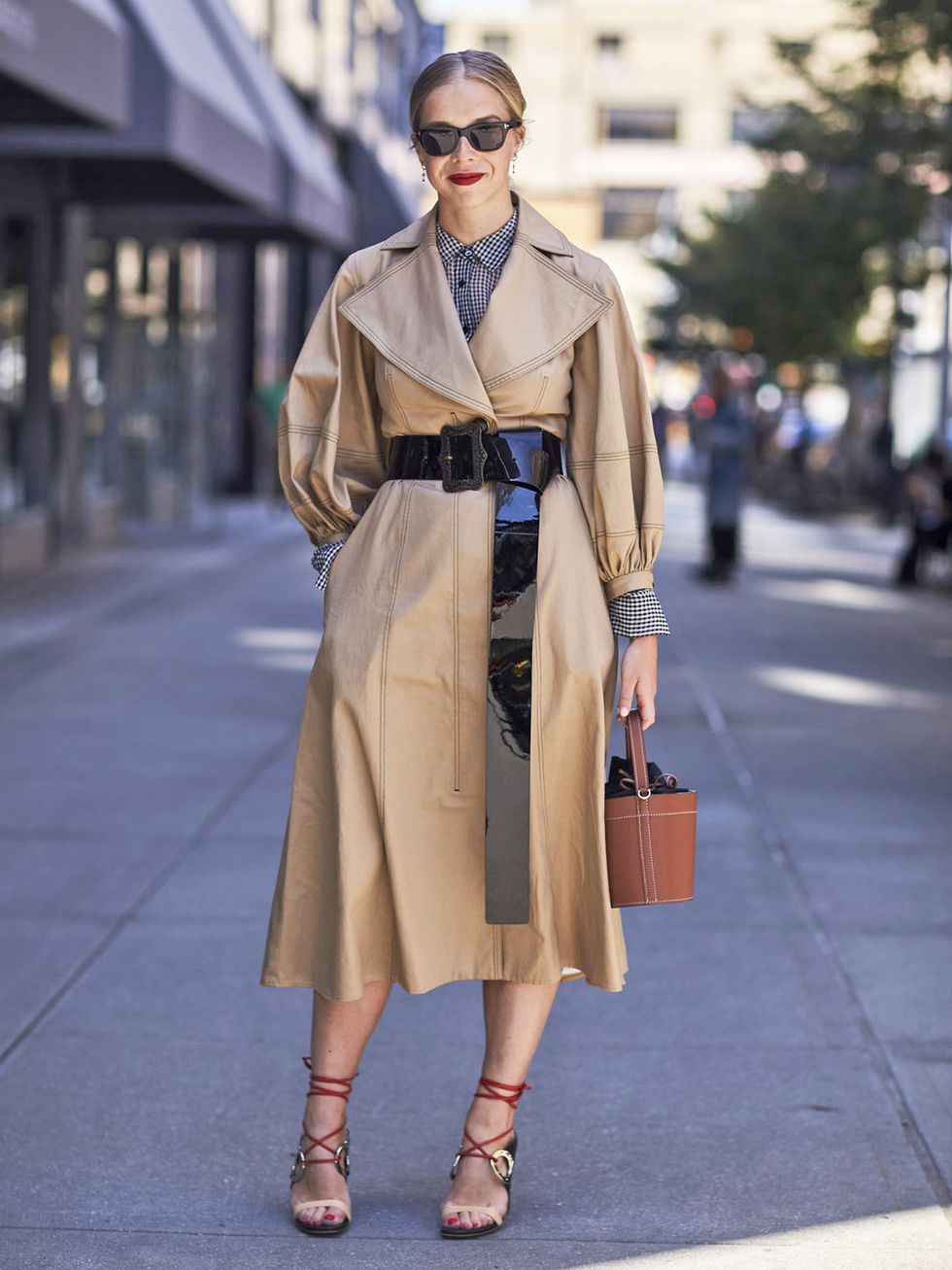 Clothing, Street fashion, Trench coat, Coat, Fashion, Snapshot, Beige, Brown, Outerwear, Overcoat, 