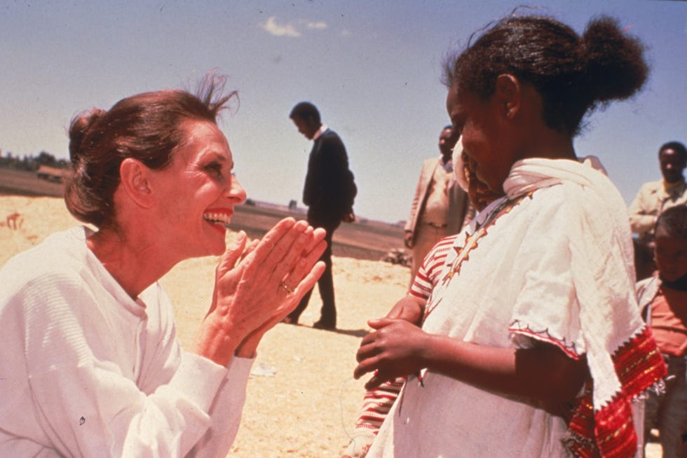 Head, People, Mammal, Hand, People in nature, Interaction, People on beach, Conversation, Ceremony, Love, 