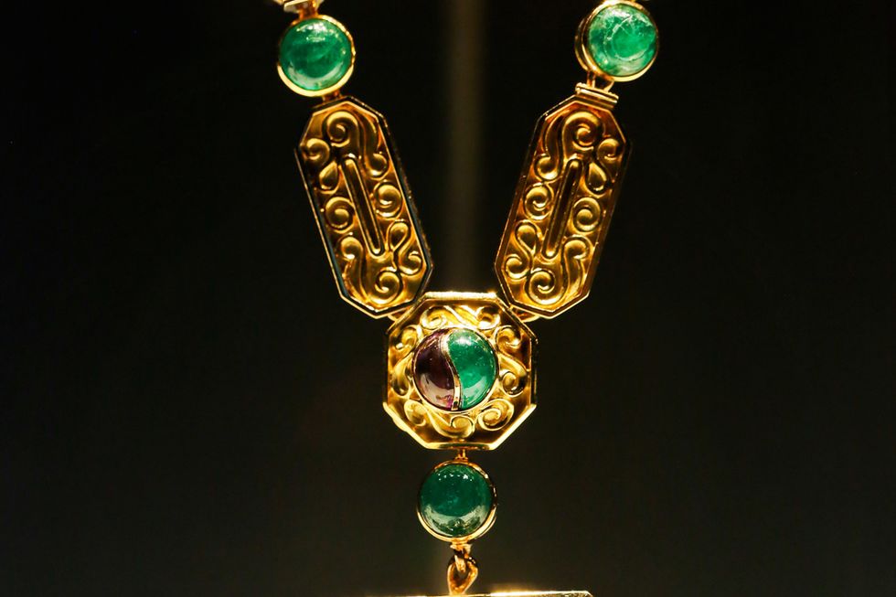 Symbol, Metal, Symmetry, Body jewelry, Gold, Emerald, Crest, Brass, Badge, Emblem, 