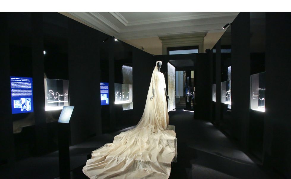 Display device, Gown, Hall, Television, Haute couture, Wedding dress, Multimedia, Led-backlit lcd display, Costume design, Flat panel display, 