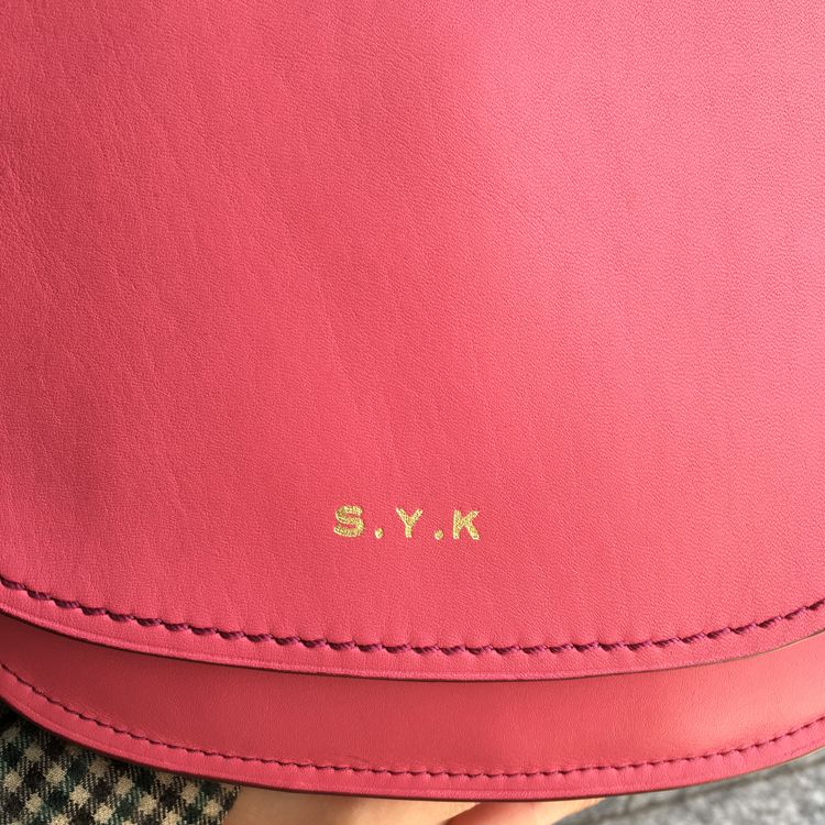 Pink, Magenta, Red, Material property, Bag, Fashion accessory, Waist, Leather, Handbag, Zipper, 