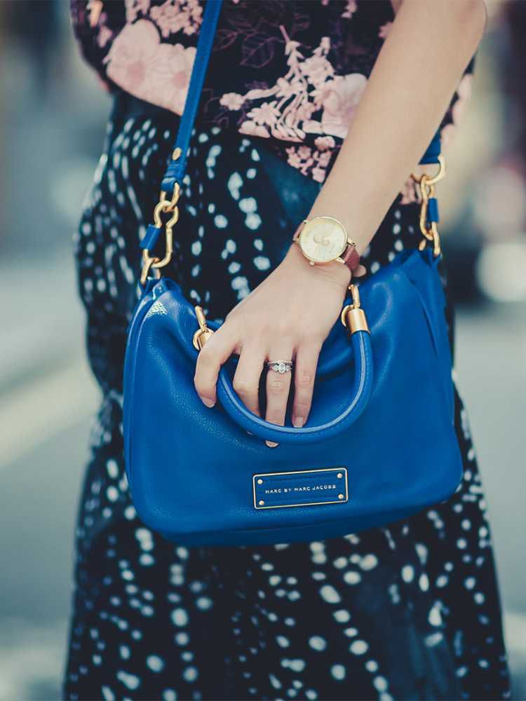 Blue, Pattern, Bag, Textile, Fashion accessory, Style, Street fashion, Luggage and bags, Shoulder bag, Electric blue, 