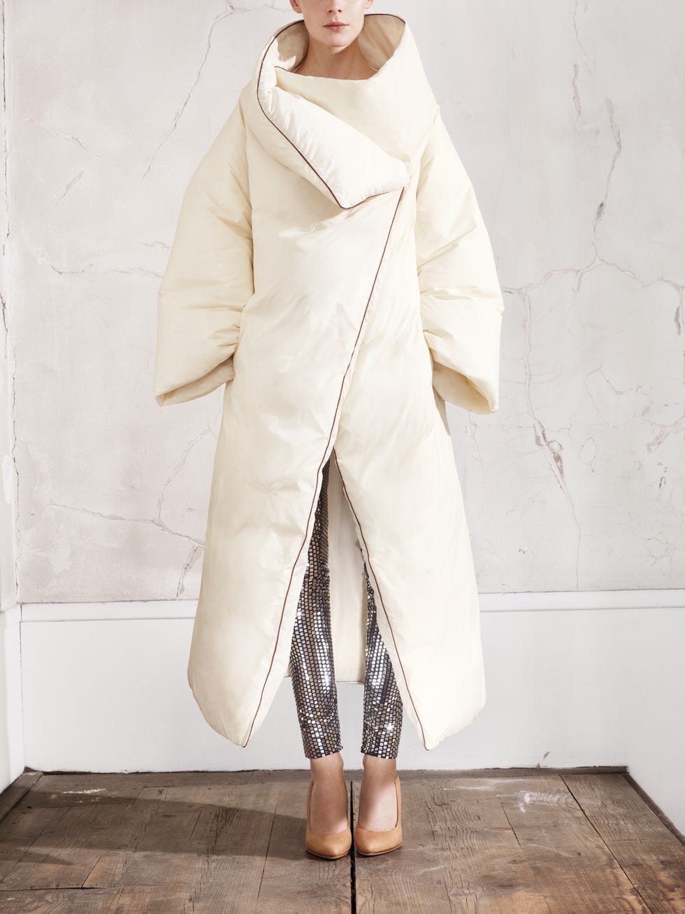 Clothing, Sleeve, Textile, Outerwear, Collar, Fashion, Costume design, Fashion model, Beige, Fur, 