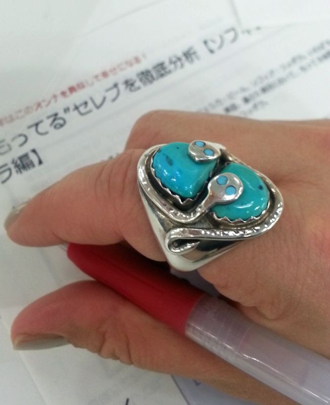Blue, Finger, Jewellery, Teal, Fashion accessory, Aqua, Ring, Electric blue, Turquoise, Nail, 