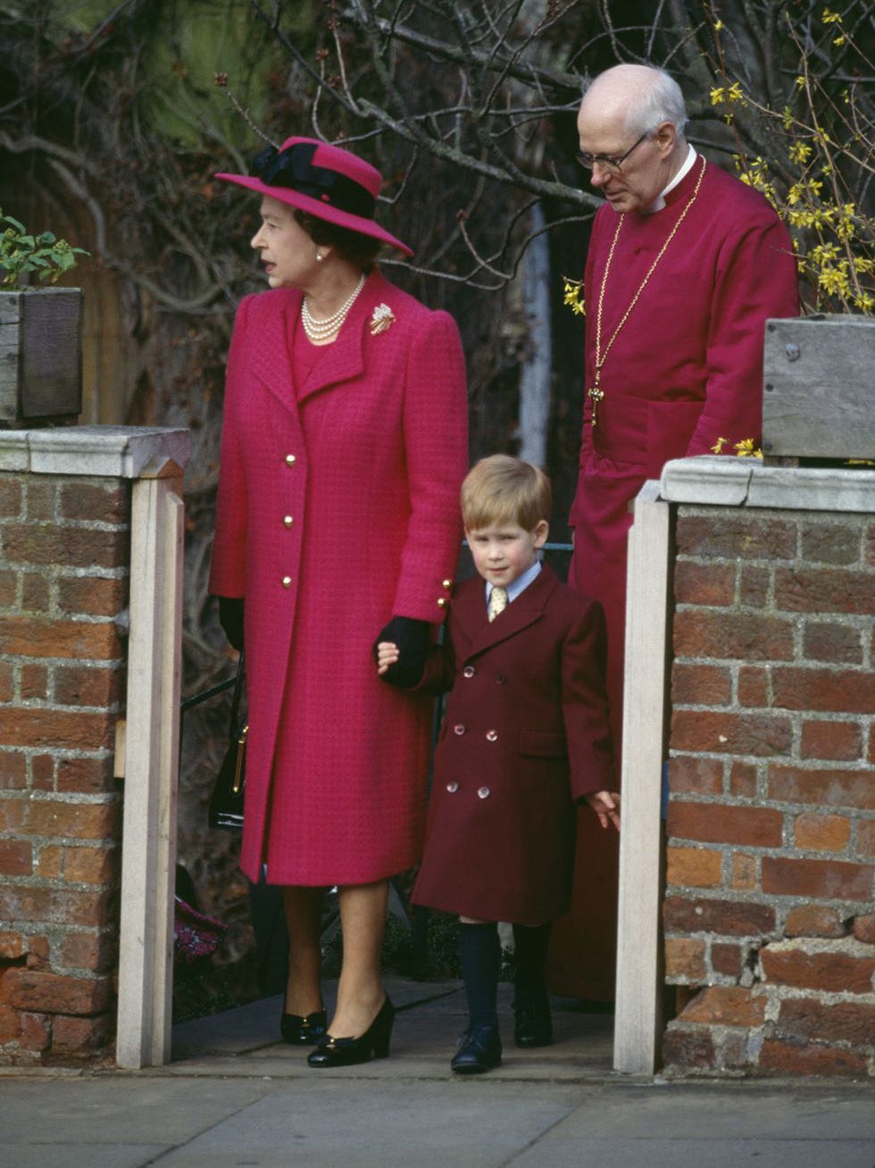 Brick, Trousers, Coat, Hat, Standing, Outerwear, Brickwork, Winter, Sun hat, Overcoat, 