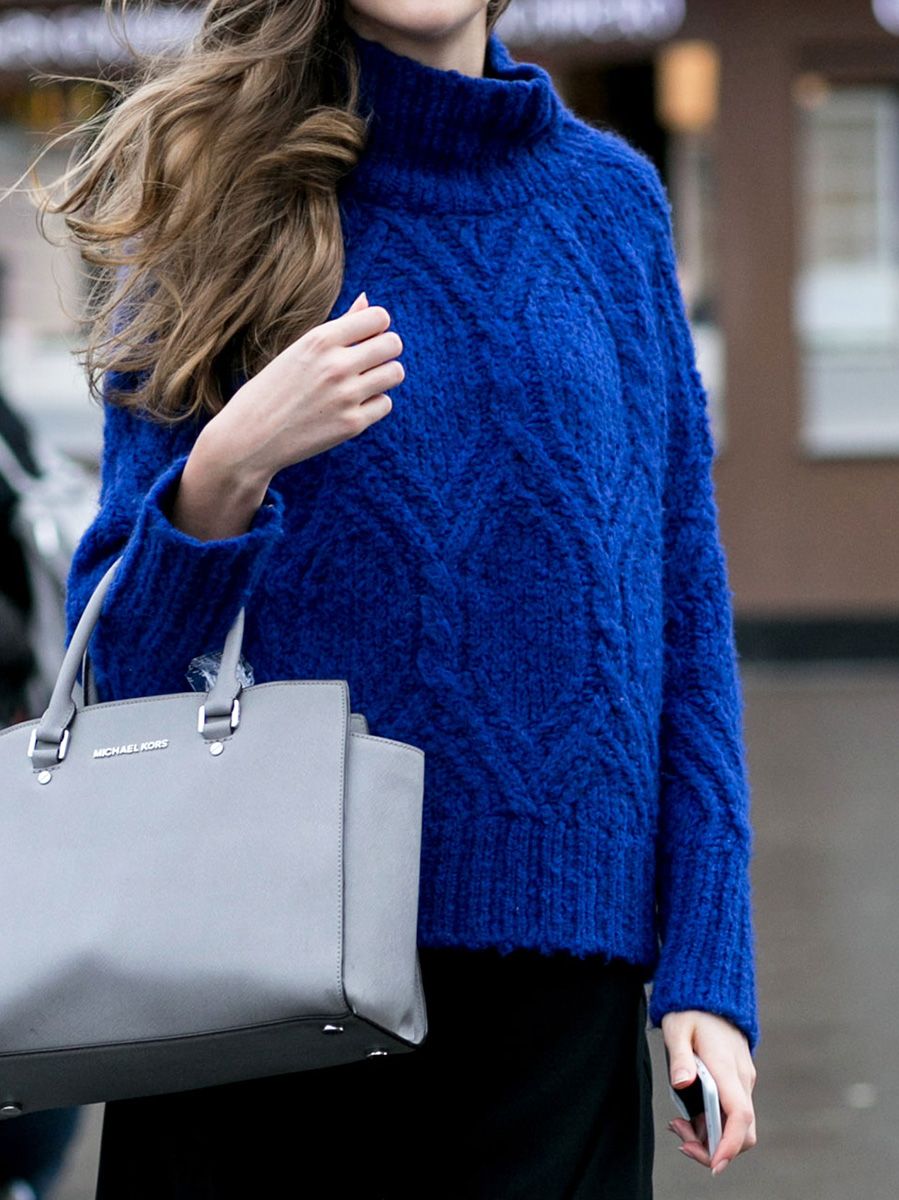 Blue, Sleeve, Electric blue, Street fashion, Cobalt blue, Fashion, Bag, Shoulder bag, Sweater, Woolen, 