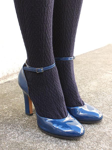 Blue, Human leg, Joint, Electric blue, Azure, Majorelle blue, Cobalt blue, Ankle, Sock, Foot, 