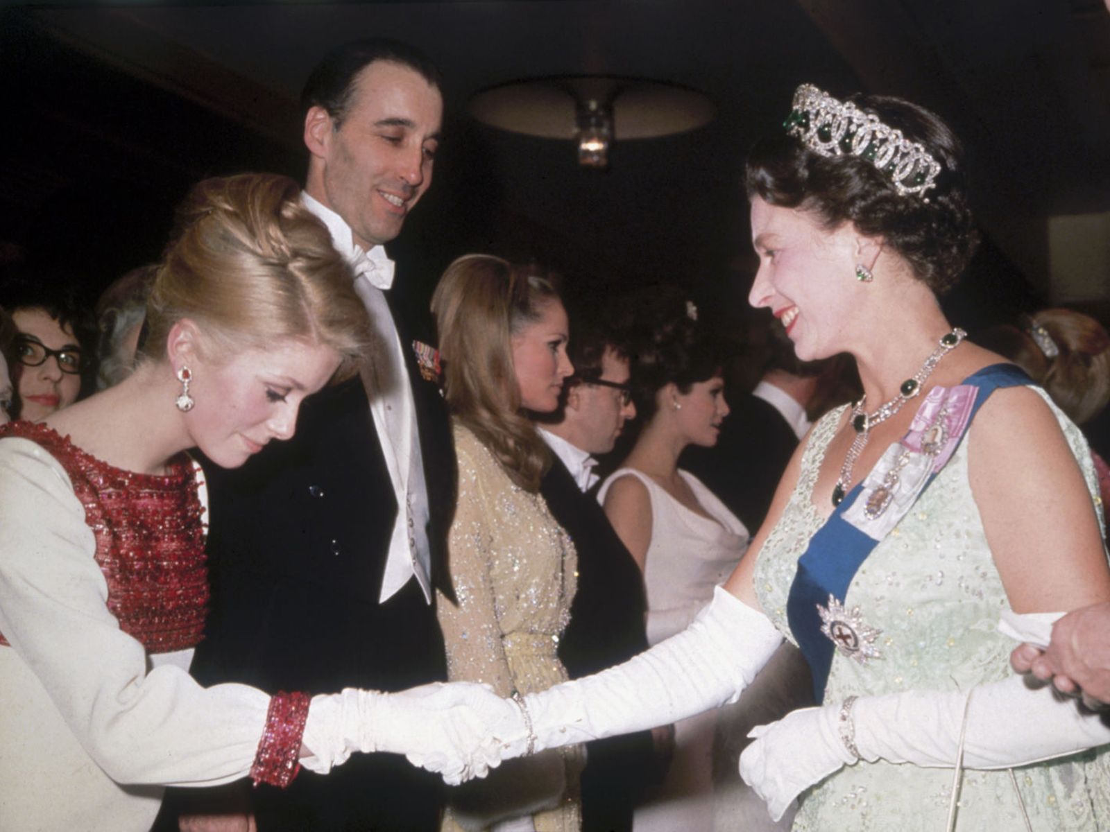 エリザベス女王と謁見したセレブのハレの日ファッションを一気見！