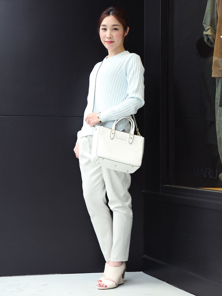 Sleeve, Shoulder, Bag, Textile, Joint, White, Style, Luggage and bags, Beauty, Street fashion, 