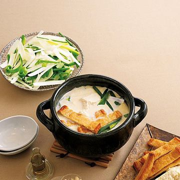 豆腐・油揚げ・ねぎの豆乳鍋 のレシピ・作り方｜ELLE gourmet [エル・グルメ]