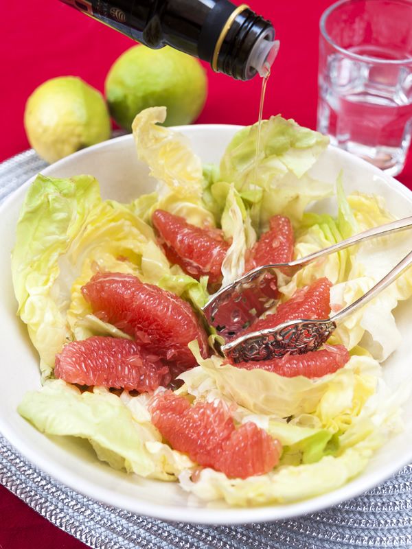 サラダ菜とピンクグレープフルーツのサラダ、アルガンオイルをかけて のレシピ・作り方｜ELLE gourmet [エル・グルメ]