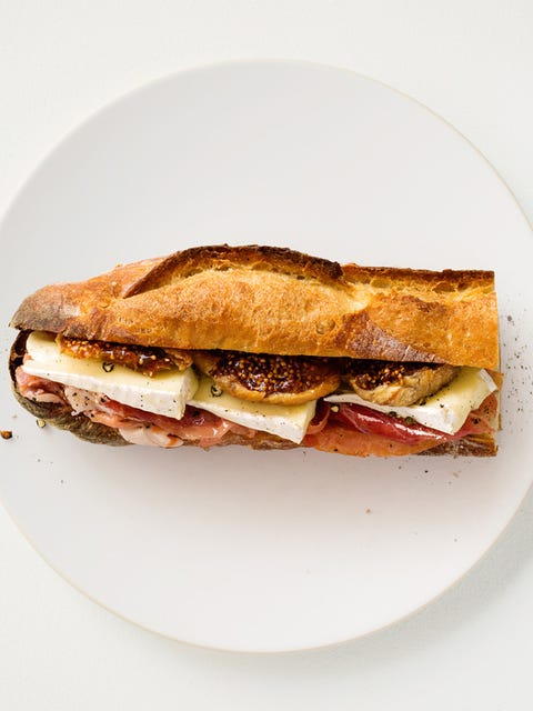 ブリ チーズと生ハムのバゲットサンド のレシピ 作り方 Elle Gourmet エル