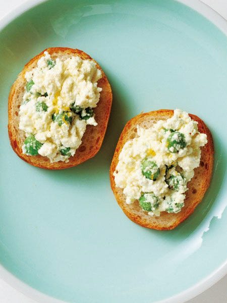 グリンピースとカッテージチーズのバゲットのせ のレシピ 作り方 Elle Gourmet エル グルメ