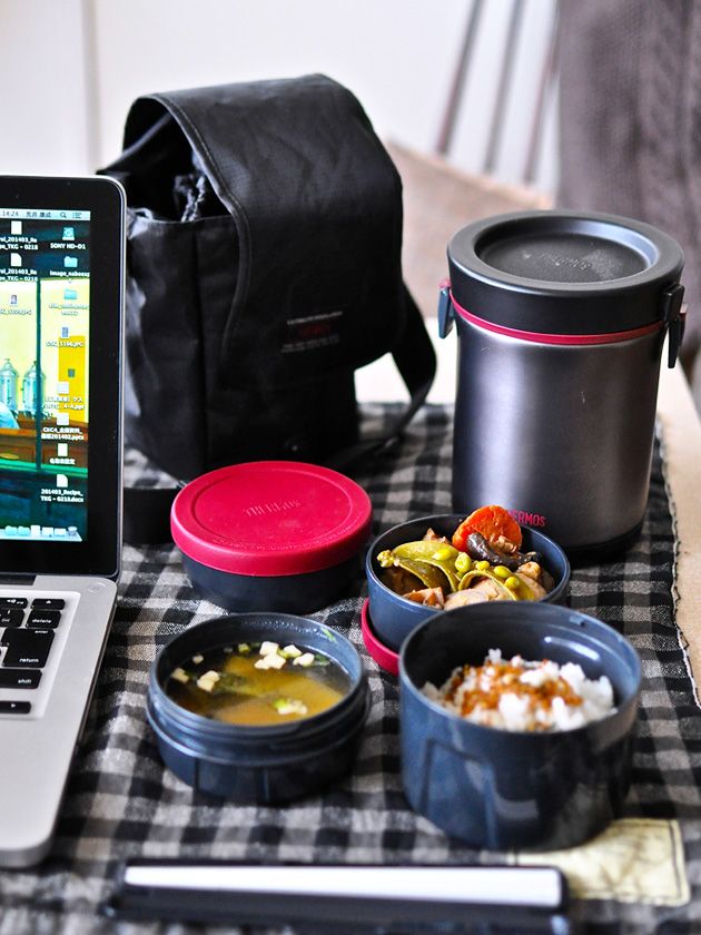 Cuisine, Food, Laptop part, Display device, Meal, Bowl, Tableware, Dish, Laptop, Portable communications device, 