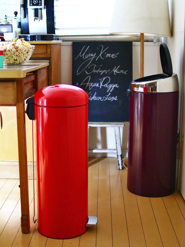Red, Blackboard, Maroon, Handwriting, Material property, Cylinder, Gas, Chalk, Waste container, Varnish, 