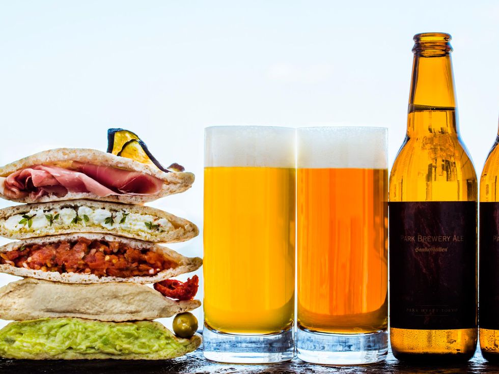 Drink, Beer glass, Beer, Alcoholic beverage, Food, Junk food, Wheat beer, Cheeseburger, Lager, Alcohol, 