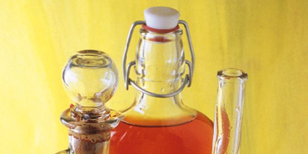 Bottle, Glass bottle, Liqueur, Bottle stopper & saver, Drink, Cottonseed oil, Distilled beverage, Alcohol, Maple syrup, Palm oil, 