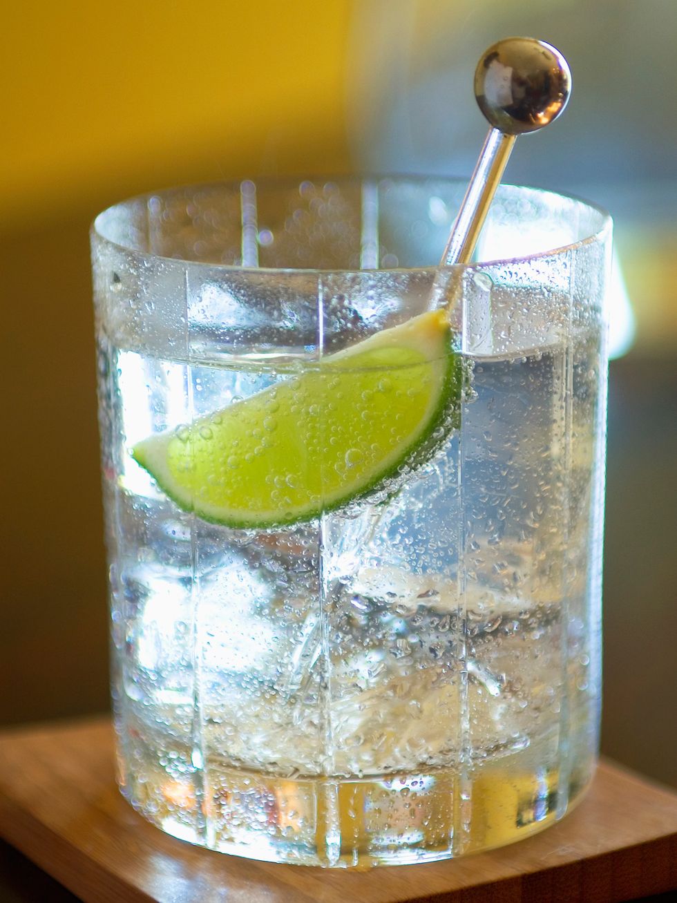 Drink, Gin and tonic, Non-alcoholic beverage, Lemon-lime, Distilled beverage, Classic cocktail, Alcoholic beverage, Lemonsoda, Vodka and tonic, Cocktail garnish, 