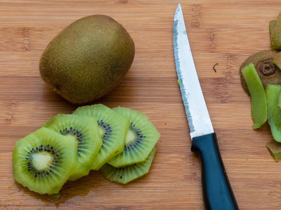 Green, Food, Produce, Ingredient, Fruit, Natural foods, Kitchen utensil, Blade, Kitchen knife, Hardy kiwi, 
