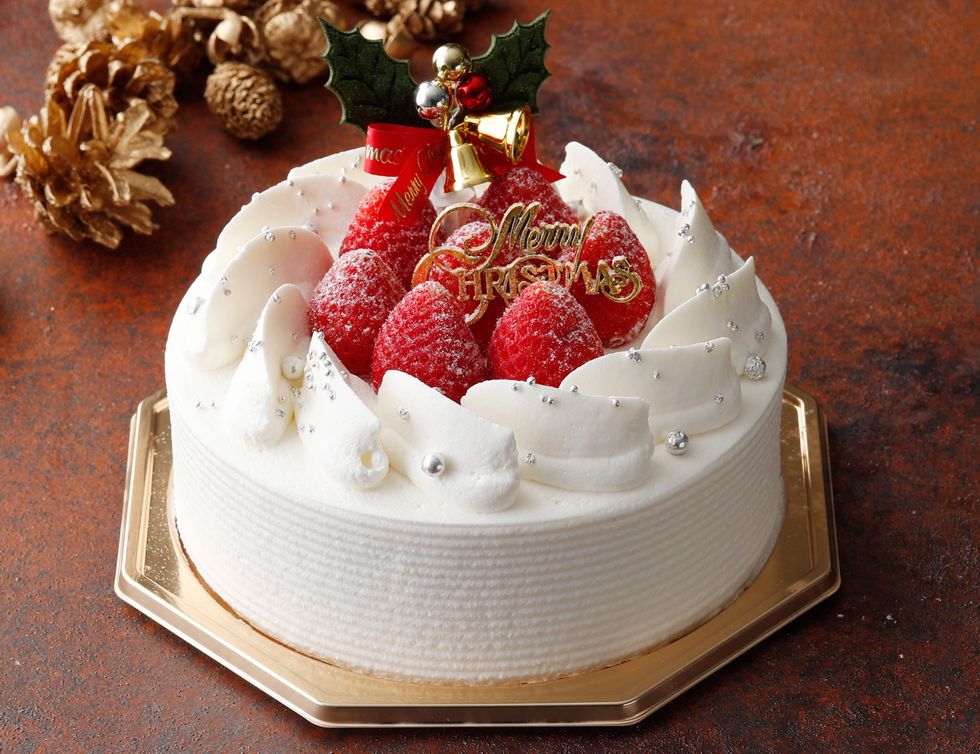 Food, Cake, Dessert, Whipped cream, Torte, Cream, Fruit cake, Cuisine, Cake decorating, Dish, 