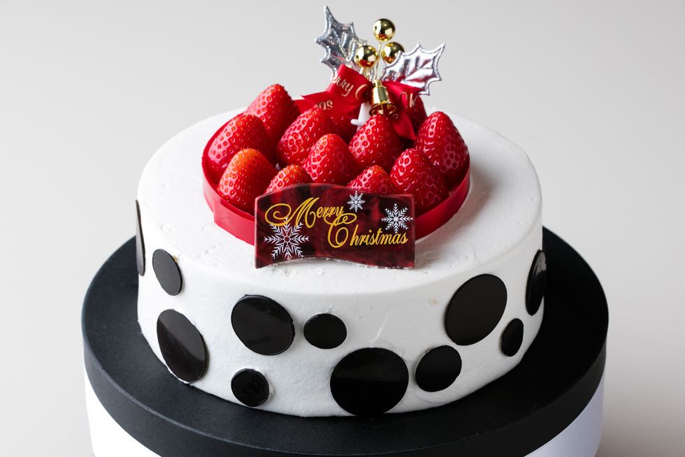 Cake, Birthday cake, Food, Cake decorating, Dessert, Red, Sugar paste, Baked goods, Torte, Fondant, 