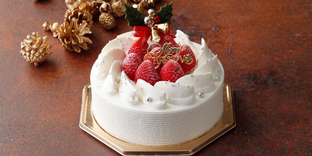 Food, Cake, Cake decorating, Whipped cream, Dessert, Torte, Icing, Cream, Buttercream, Cuisine, 