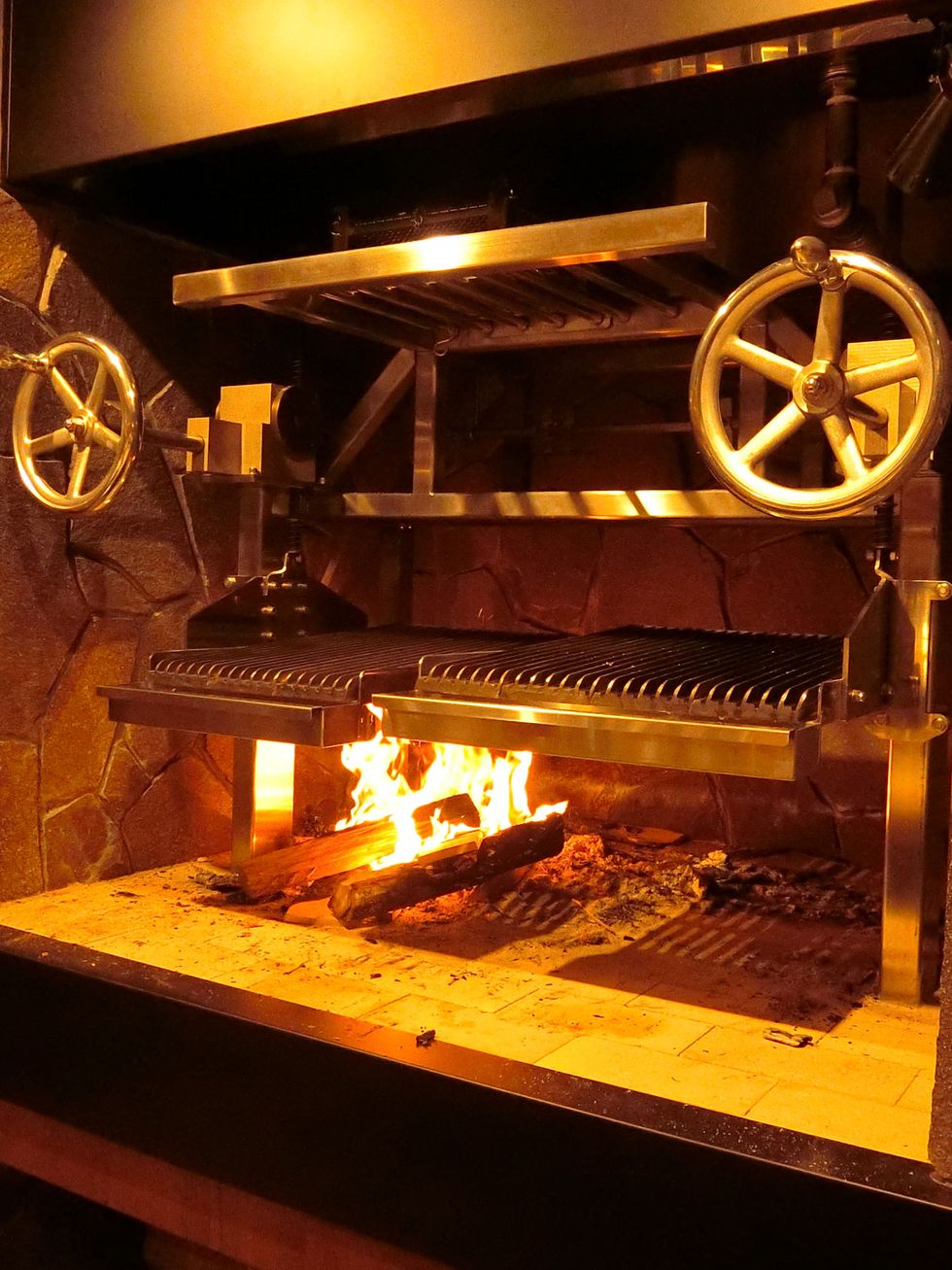 Wood, Heat, Gas, Iron, Spoke, Machine, Flame, Building material, Hearth, Cooking, 