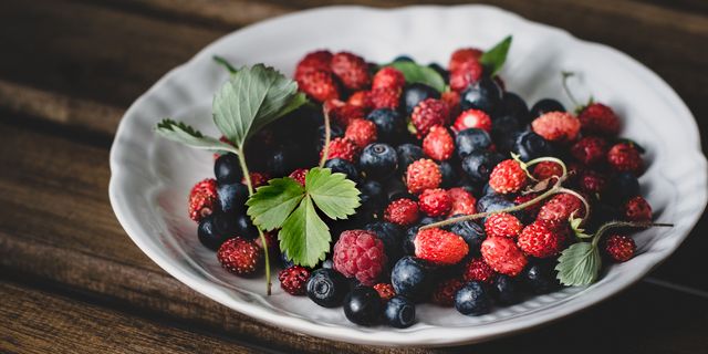 Food, Boysenberry, Natural foods, Dishware, Fruit, Produce, Serveware, Berry, Sweetness, Frutti di bosco, 