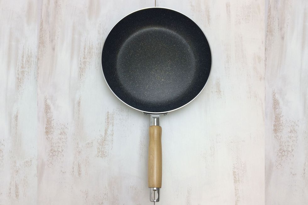 Cookware and bakeware, Metal, Circle, Still life photography, Sauté pan, Frying pan, Kitchen utensil, Oval, 