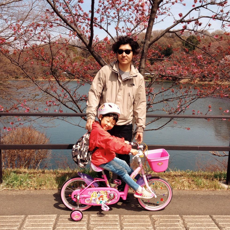Wheel, Tire, Bicycle wheel, Bicycle tire, Branch, Bicycle part, Bicycle, Shoe, Pink, Sunglasses, 